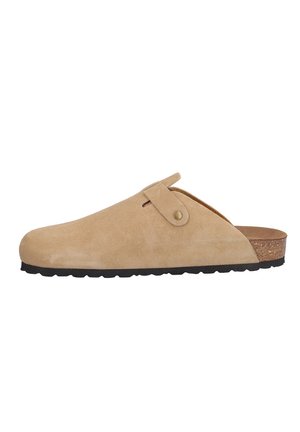 Zueco beige de ante sin cordones con correa ajustable, plantilla de corcho y suela de goma negra diseñado para comodidad casual.