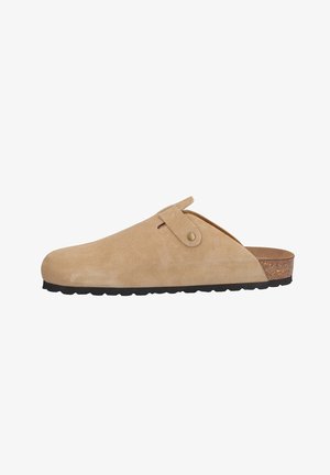 Zueco beige de ante sin cordones con correa ajustable, plantilla de corcho y suela de goma negra diseñado para comodidad casual.