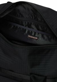 Borsa nera Napapijri con la cerniera principale aperta, che mostra più scomparti interni e un'etichetta del marchio in tessuto all'interno.