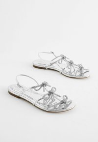 Next FOREVER COMFORT BOW REGULAR WIDE - Sandaalit nilkkaremmillä - silver