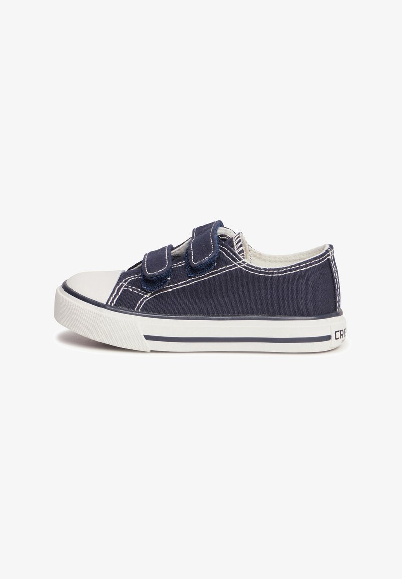 Sneakers in tela blu navy con punta e suola in gomma bianca, dotati di due strap regolabili in Velcro e cuciture a contrasto.