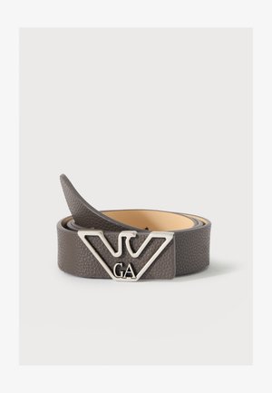 Ceinture en cuir brun foncé texturé enroulée avec une boucle en métal argenté en forme d'aigle stylisé avec les initiales "GA".