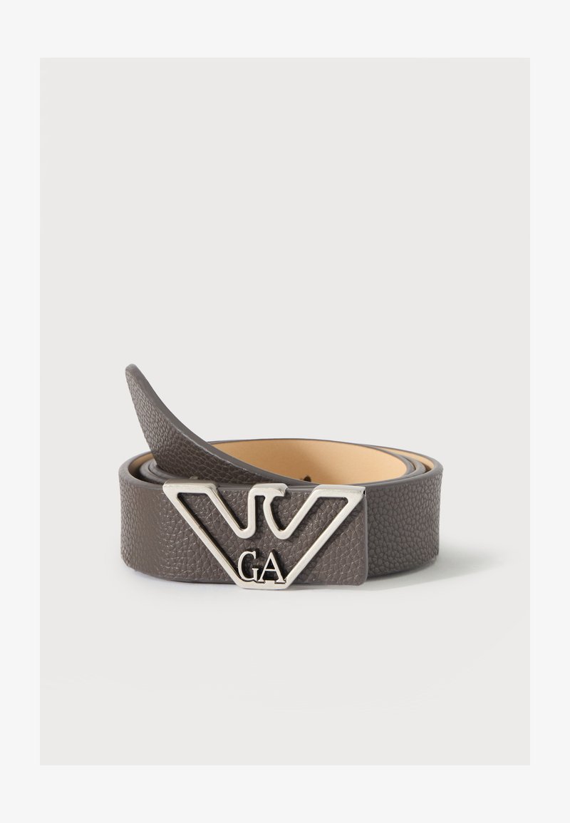 Ceinture en cuir brun foncé texturé enroulée avec une boucle en métal argenté en forme d'aigle stylisé avec les initiales "GA".