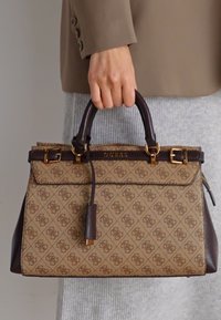 Guess SESTRI LOGO LUXURY SATCHEL - Käekott - latte logo/brown