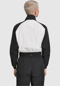 Urban Classics CRINKLE BATWING  - Chaqueta de entrenamiento - black/white