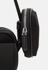 Michael Kors UTILITY FLAP XBODY UNISEX SET - Keresztpántos táska - black