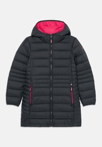 Schwarze gesteppte Daunenjacke mit Kapuze, durchgehendem Reißverschluss und pinken Reißverschlusstaschen sowie Futter, flach auf weißem Hintergrund präsentiert.