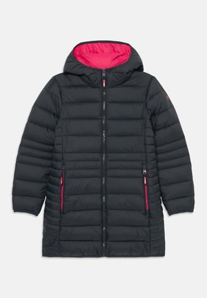 Manteau matelassé noir avec capuche, fermeture éclair sur le devant, poches zippées roses et doublure, présenté à plat sur fond blanc.