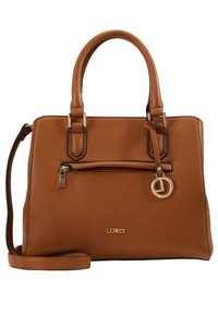 Sac à main en cuir marron clair avec une finition texturée, deux poignées et une bandoulière amovible. Comprend un charm logo doré et une poche zippée.