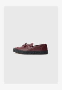 Ausgewählt, oxblood red/black