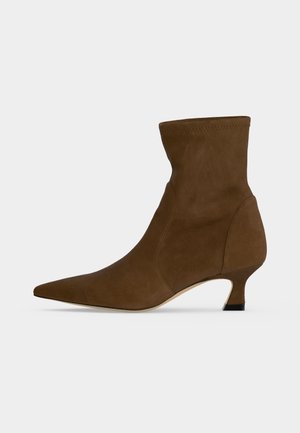 Stuart Weitzman VINNIE BOOTIE - Κλασικές μπότες αστραγάλου - cigar