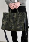 WESLEY TOTE IN SIGNATURE CAMO PRINT - Τσάντα Tote - dark green
