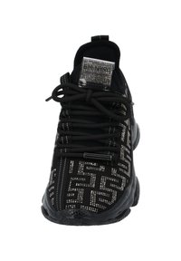 Schwarzer Sport Sneaker aus strukturiertem Stoff, mit Schnürdesign und metallischen Akzenten. Verfügt über eine durchgehende schwarze Sohle und ein auffälliges Logo auf der Zunge.