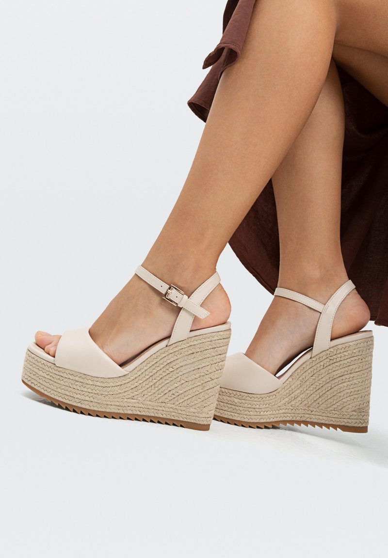Damen Pumps | Stradivarius AUS MIT SCHNALLE Keilsandaletteoff white/offwhite - SY33969 Damen Pumps | Stradivarius AUS MIT SCHNALLE Keilsandaletteoff white/offwhite - SY33969