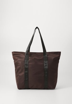 Brun nylon tote bag med svarte stoffreimer med preget merkevare, romslig innvendig, og glatt tekstur.