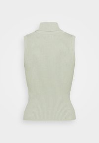 Suéter sin mangas de punto acanalado con cuello alto en gris claro, con cintura ajustada, exhibido sobre un fondo blanco plano.