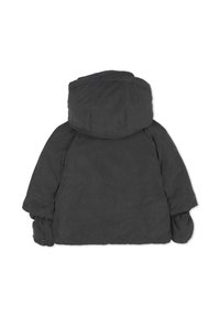 Giacca a vento grigia con cappuccio, caratterizzata da una texture morbida e opaca, polsini elasticizzati e un design semplice senza chiusure o accenti visibili.