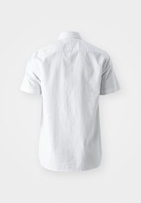 Kortærmet hvid skjorte med et struktureret mønster, knap-ned krave og buet kant. Stoffet ser glat og let ud.