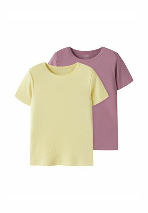 To kortærmede ribstrikkede t-shirts, den ene lysegul foran og den anden mauve bagved, begge med runde halsudskæringer.