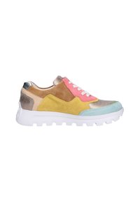 Sneaker multicolore con accenti in suede e metallici, con sezioni rosa, gialle, beige e blu. Suola in gomma bianca con battistrada testurizzato.