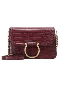 Bordová kabelka z faux krokodýlí kůže se zlatým prstencem a řetízkovým popruhem, která má klopový uzávěr a texturovaný povrch.