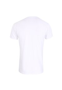 Hvid bomulds T-shirt med korte ærmer, rund halsudskæring og en glat tekstur. Sammenhængende ryg med glatte kanter, ingen synlige logoer eller mønstre.