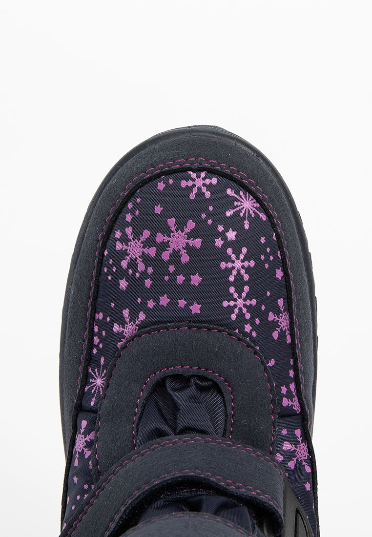 Schwarzer Schuh mit abgerundeter Zehe, der mit einem rosa Schneeflockenmuster und lila Nähten verziert ist. Der Riemen ist verstellbar für einen sicheren Sitz.