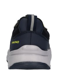 Sneaker blu navy con pannelli in rete nera, suola bianca e striscia riflettente. Logo "VINGINO" in giallo sul tallone. Suola in gomma texturizzata.