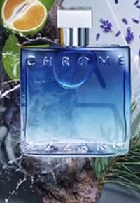 Bouteille en verre transparent de parfum dégradé bleu avec un capuchon en argent. Présente le logo "CHROME" en relief, entouré d'agrumes et de lavande.