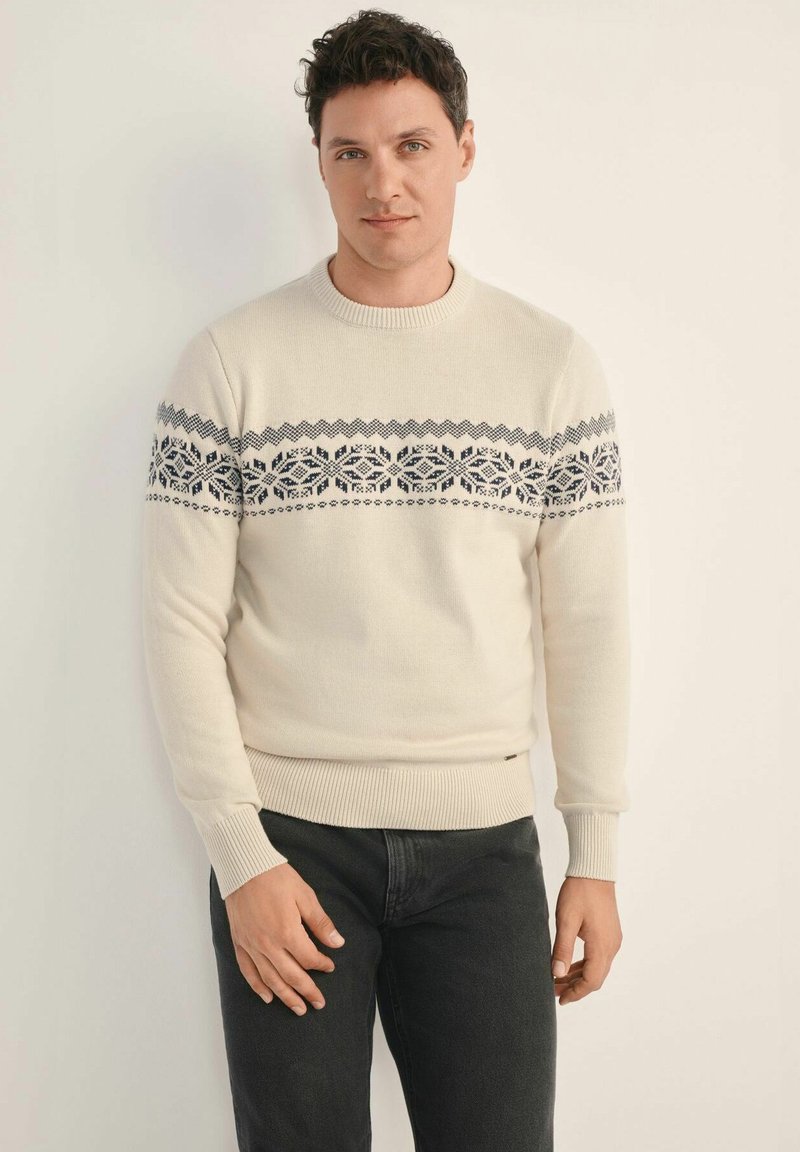 Sweter dziany w kolorze kremowym z niebieskim geometrycznym wzorem na piersi, z okrągłym dekoltem oraz ściągaczami przy mankietach i na dolnym końcu.