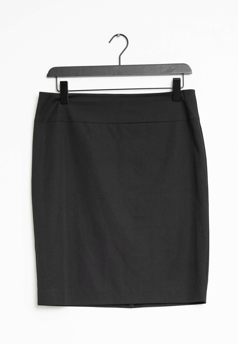 Svart pennkjol med en slät textur, med en figurnära design och utan synliga mönster, hängande på en svart plastgalge.