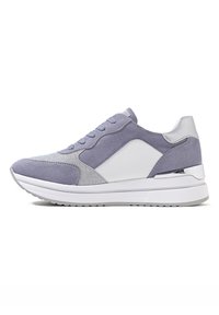 Sneaker viola e bianco con una combinazione di materiali scamosciati e sintetici, caratterizzato da un design testurizzato, chiusura con lacci e suola in gomma.