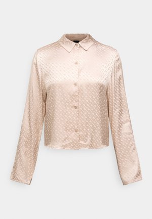 Lichtbeige satijnen blouse met subtiele geometrische print, lange mouwen, knoopsluiting aan de voorkant en puntige kraag, cropped lengte.