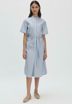 Blau-weiß gestreiftes Kleid mit Mandarin-Kragen, kurzen Ärmeln und einer Taillenbindung, im knielangen A-Linien-Silhouette.