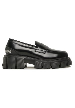 Sorte laklæder loafers med en chunky gummisål og markante riller, med en frontrem og præget tekst på hælen.