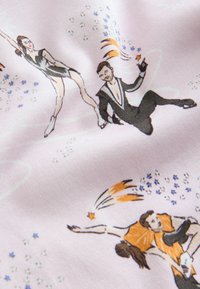 Šviesiai rožinė audinys vaizduoja iliustruotus pačiūžininkus tamsiais drabužiais, pabrėžtus žvaigždėmis ir spalvotais kometų takais, demonstruojančius dinamiškas pozas.
