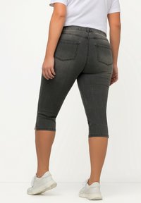 Ulla Popken CORSAIRE SARAH 5 POCHES AVEC BAS DE JAMBE FENDU - Shorts vaqueros - anthracite