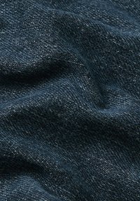 Tejido de color azul oscuro con variaciones sutiles en el tejido, que presenta una superficie suave y un ligero brillo.