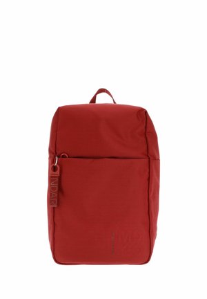 Sac à dos rouge avec une surface texturée, de forme rectangulaire, poche avant et hanse supérieure. Il dispose d'une étiquette de logo et de fermetures éclair.