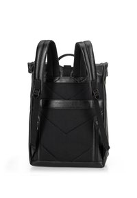 Zaino nero realizzato in materiali in pelle e rete, con un design testurizzato, spallacci regolabili, una maniglia superiore e tasche con cerniera.