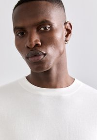 KNITID CREW NECK TEE - Pamata T-krekls - white splash