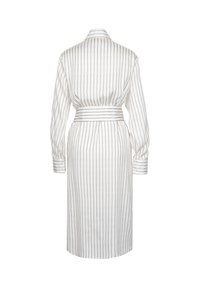 Robe blanche à manches longues avec fines rayures verticales noires, une large ceinture et un col, vue de dos sur un fond uni.
