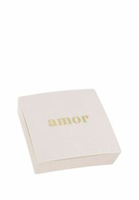 Scatola di gioielli quadrata bianca con il testo dorato "amor" centrato sul coperchio, su uno sfondo bianco.