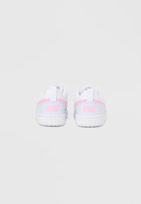 Αθλητικά παπούτσια Nike με λευκό πάνω μέρος, ανοιχτό μπλε και ροζ λεπτομέρειες, ομαλή υφή και εμφανές λογότυπο στη φτέρνα. Λαστιχένια σόλα.
