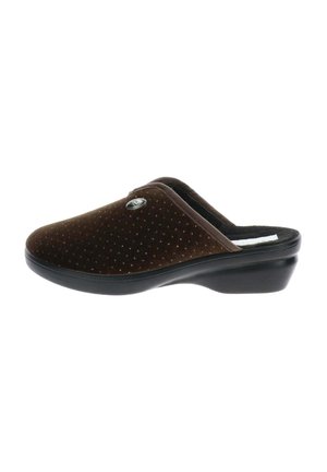 Zapatilla marrón tipo slip-on con parte superior de tela suave, interior acolchado, pequeño tacón y un emblema metálico redondo en el lateral.