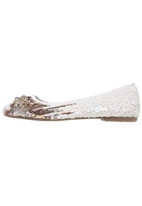 Ballerine bianche con paillettes iridescenti. Punta rotonda con decorazioni sulla parte anteriore. Suola piatta per un comfort ottimale.