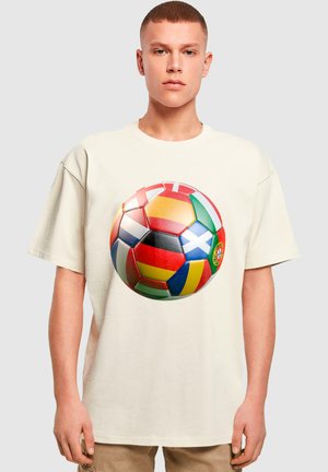 Upscale by Mister Tee, FOOTBALLS COMING HOME EUROPE TOUR - T-shirts print - sand