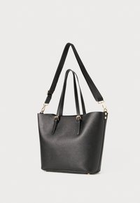 Borsa tote nera realizzata in materiale sintetico testurizzato, con due manici superiori e una tracolla regolabile, arricchita da accessori in metallo color oro.