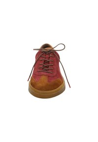 Roter und brauner Wildledersneaker mit runder Zehenpartie, braunen Schnürsenkeln und einer strukturierten Gummisohle. Verfügt über ein Design mit kontrastierenden Farbpanelen.