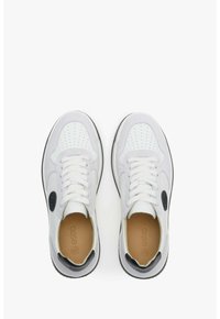 Białe sneakersy z skórzaną cholewką, perforowanym przodem, okrągłymi sznurowadłami, czarnymi akcentami na pięcie oraz beżową podszewką wewnętrzną z detalem logo.